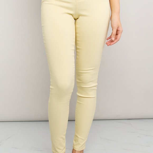 YMI Jeanswear Kate Hyper-Stretch Full Size Mid-Rise Skinny Jeans in Banana Cream - Picture 1 of 8